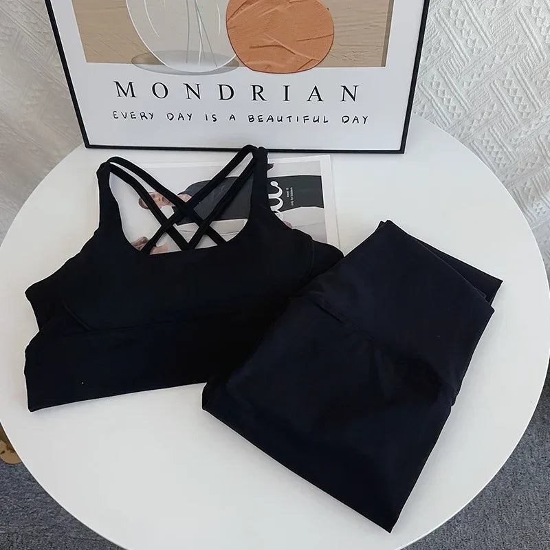 Completo sportivo da donna due pezzi con schiena incrociata