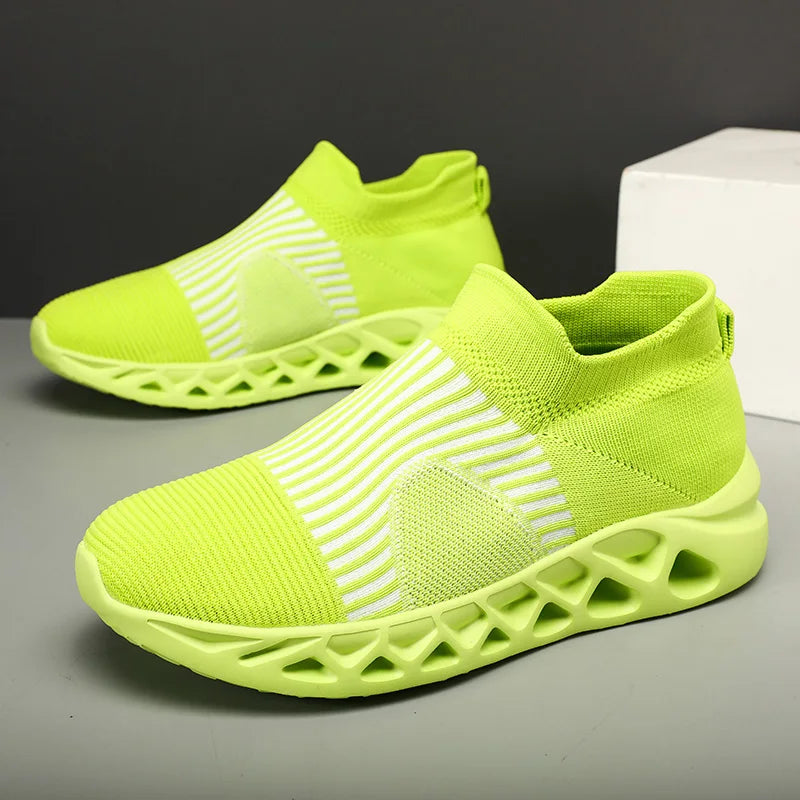 Nuove scarpe sportive da uomo e da donna per l'autunno: comode e leggere, ideali per camminare e correre. Con ammortizzazione e resistenza all'usura.