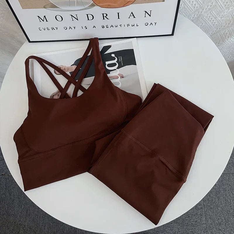 Completo sportivo da donna due pezzi con schiena incrociata