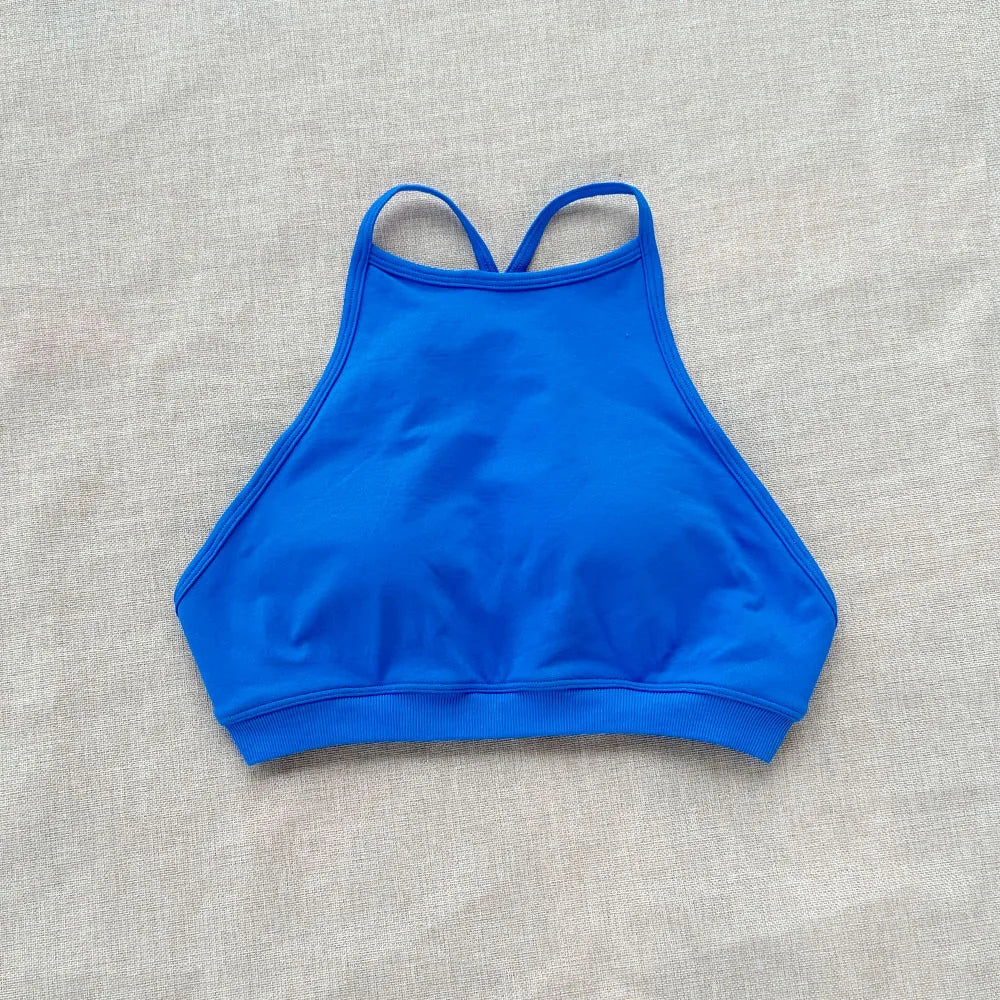 Top sportivo a collo alto con spalline incrociate sulla schiena