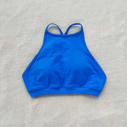 Top sportivo a collo alto con spalline incrociate sulla schiena